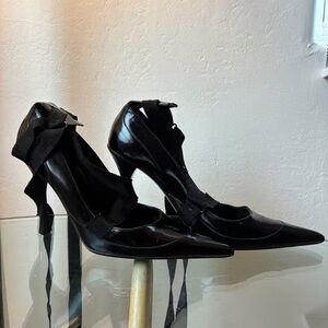 Gucci Black Heels with Ribbon Accent